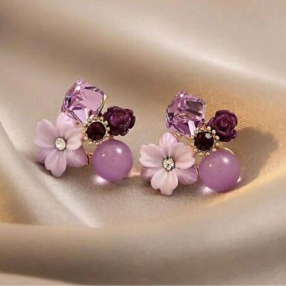 💜 Betsey Johnson lilac cluster flower earrings 💜 - Picture 5 of 5
